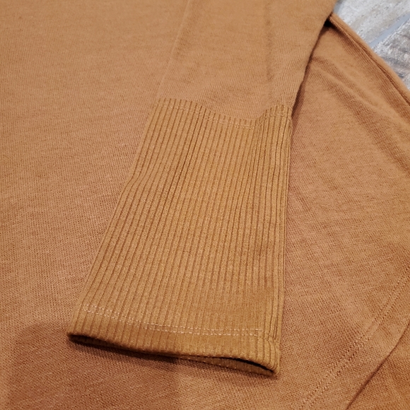 Gorgeous Top by Doe & Rae - Picture 5 of 5